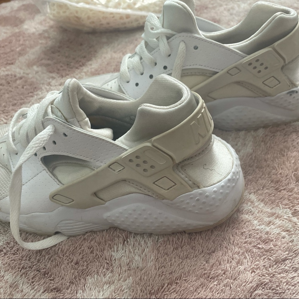 White nike hurraches